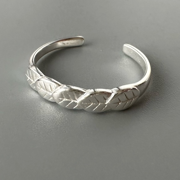 Sterling Silver Adjustable Leaf Toe Ring - Picture 6 of 9